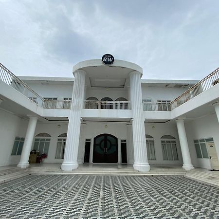 Griya Rw Family Guest House Redpartner Solo Exterior foto