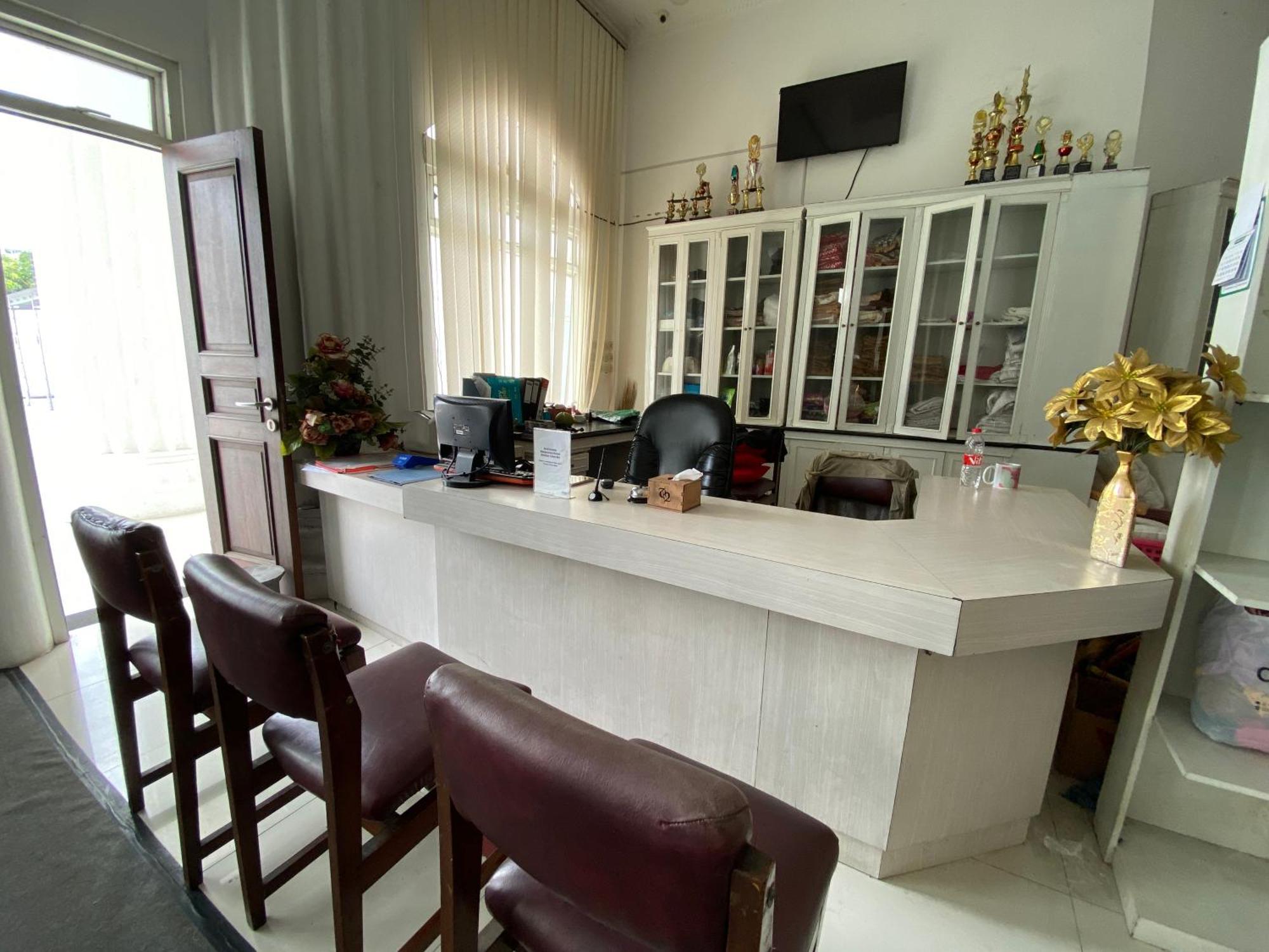 Griya Rw Family Guest House Redpartner Solo Exterior foto